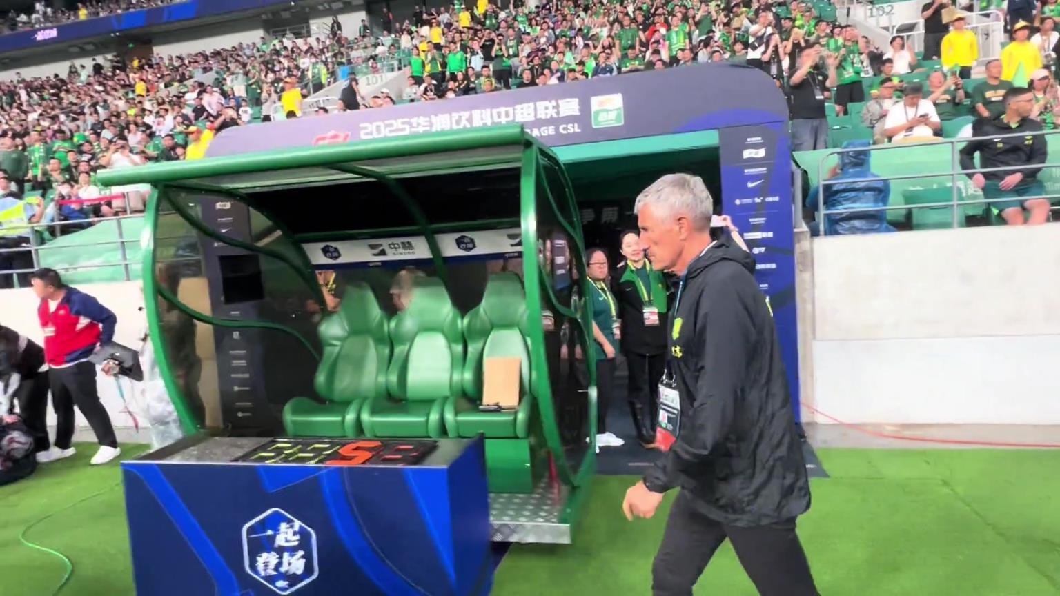 再见前任⚽️ 北京国安前后两任主教练赛前亲切交流